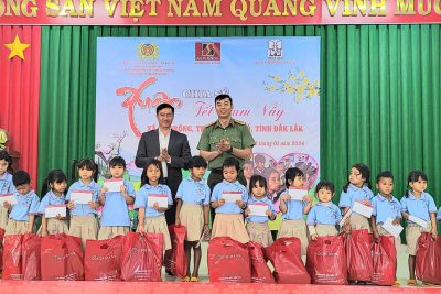 Quà từ các nhà hảo tâm, doanh nghiệp, chương trình được tổ chức bởi Phòng An ninh Kinh tế CA tỉnh Đăk Lăk phối hợp với Công an thị xã Buôn Hồ dành cho các em học sinh